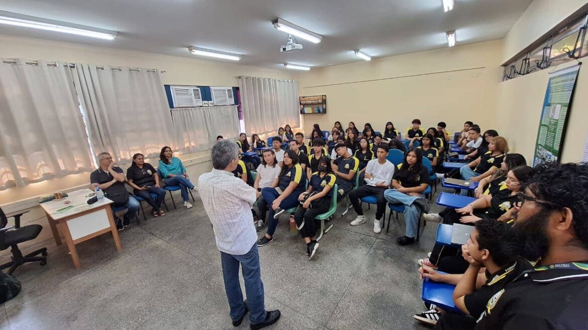 Fapeam realiza simpósio de ciência e tecnologia em escola de Manaus
