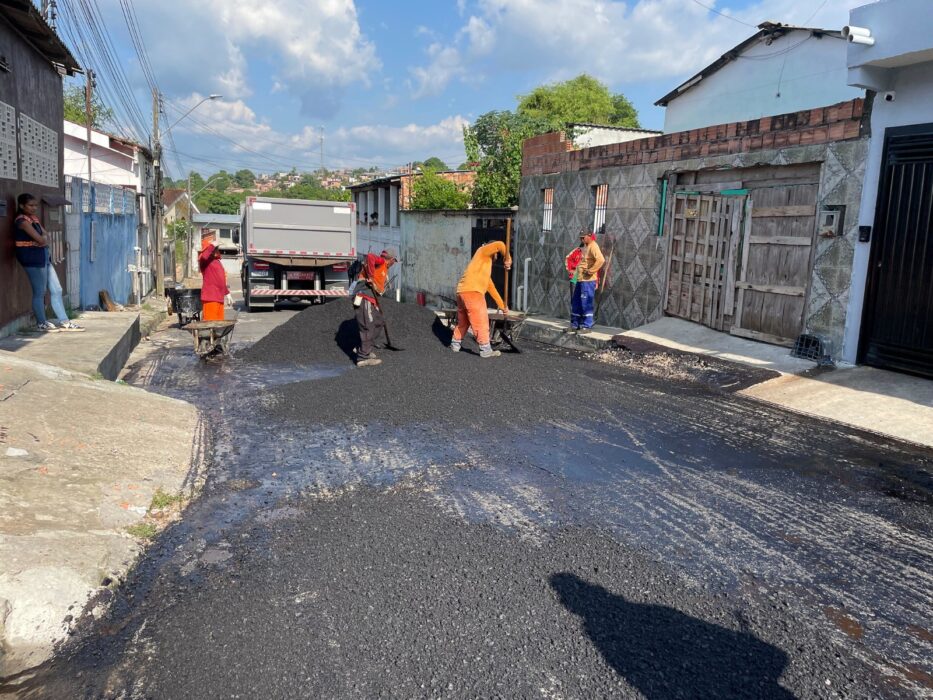 Prefeitura leva asfalto novo e transforma realidade de moradores da comunidade Val Paraíso