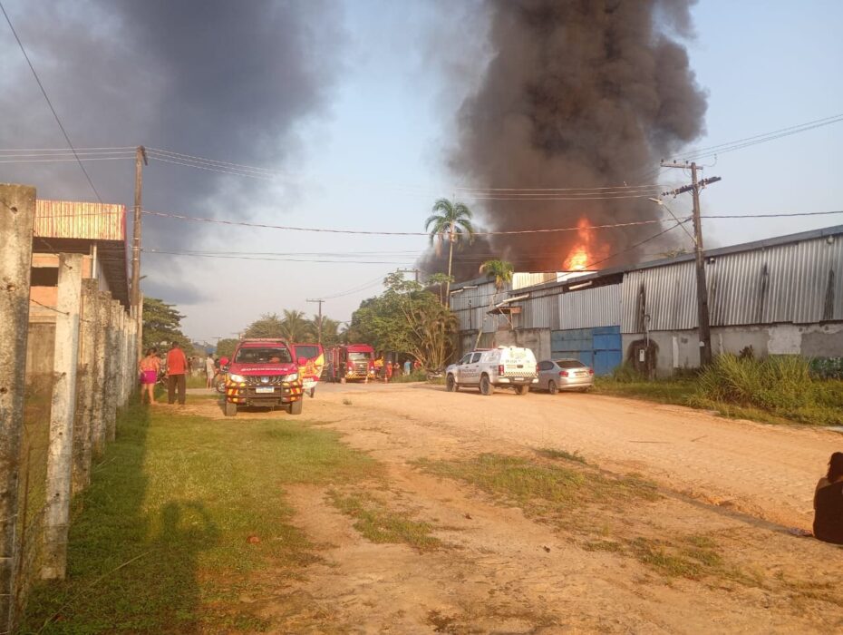 Vídeo: incêndio de grandes proporções atinge oficina no Tarumã, em Manaus