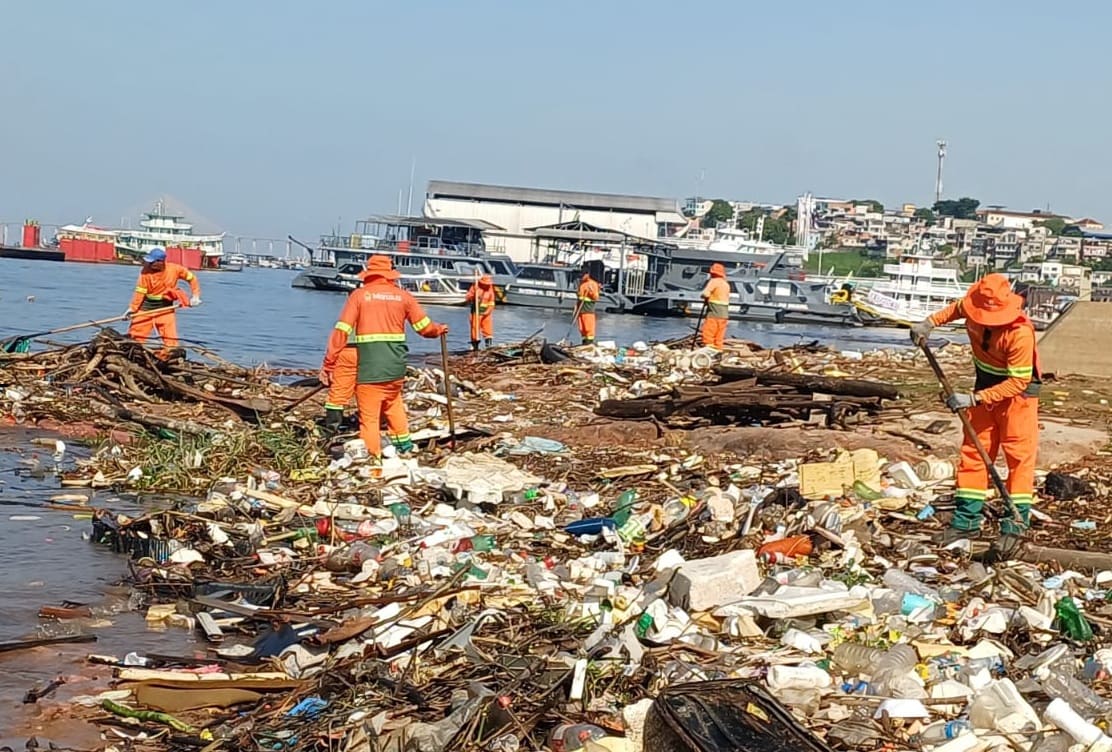 Prefeitura  realiza ação diária no rio Negro e recolhe mais de 350 toneladas de lixo por mês