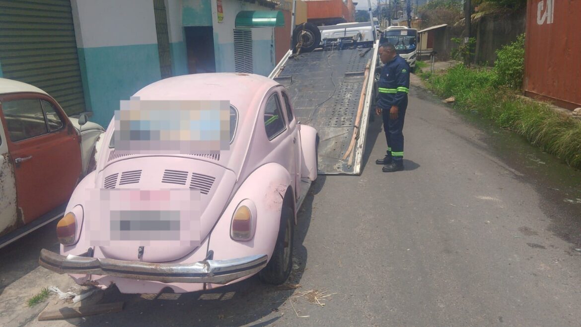 Operação ‘Sucata’ remove veículo irregular sobre ponte em Manaus
