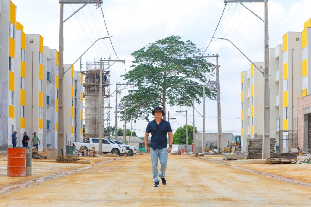 Prefeito David Almeida acompanha reta final de obras do residencial Carlos Braga destinado a 576 famílias em Manaus