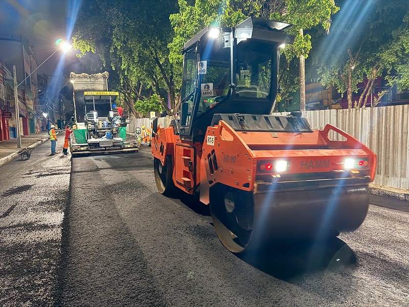 Prefeitura de Manaus realiza recapeamento noturno e transforma entorno da praça dos Remédios no centro histórico
