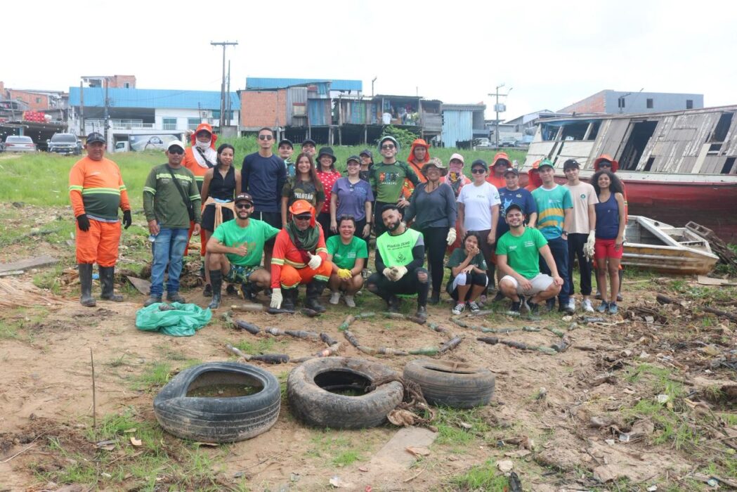 Mutirão da Prefeitura na orla de Educandos ganha reforço do projeto ‘Igarapés Limpos’