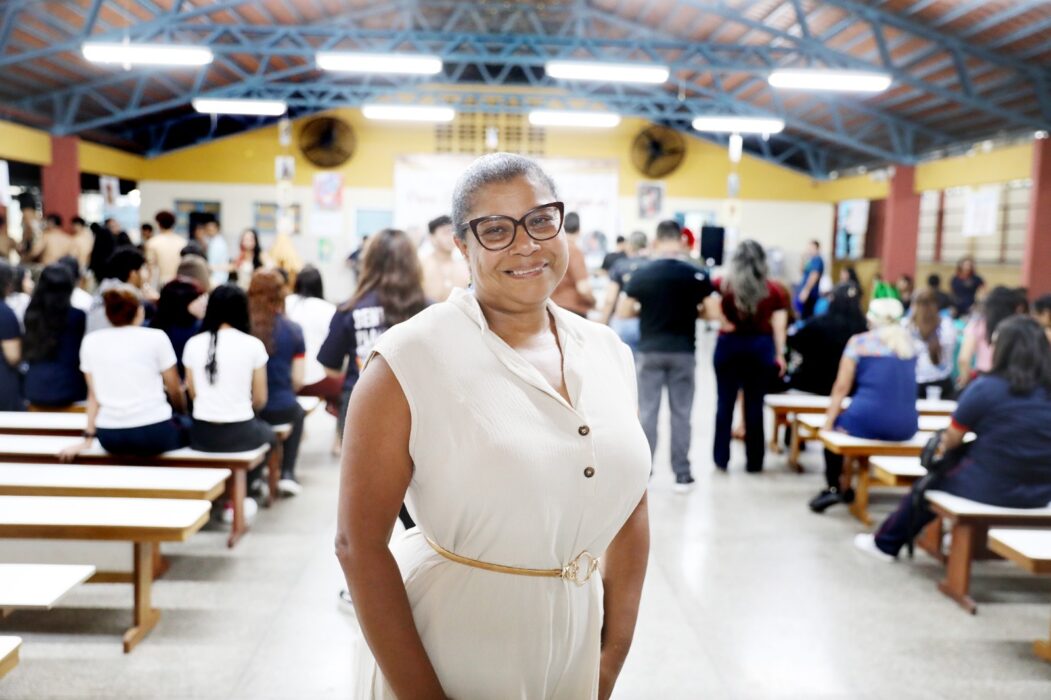 Educadora da rede estadual recebe título de professora do ano da Associação Brasileira de Ensino de Biologia