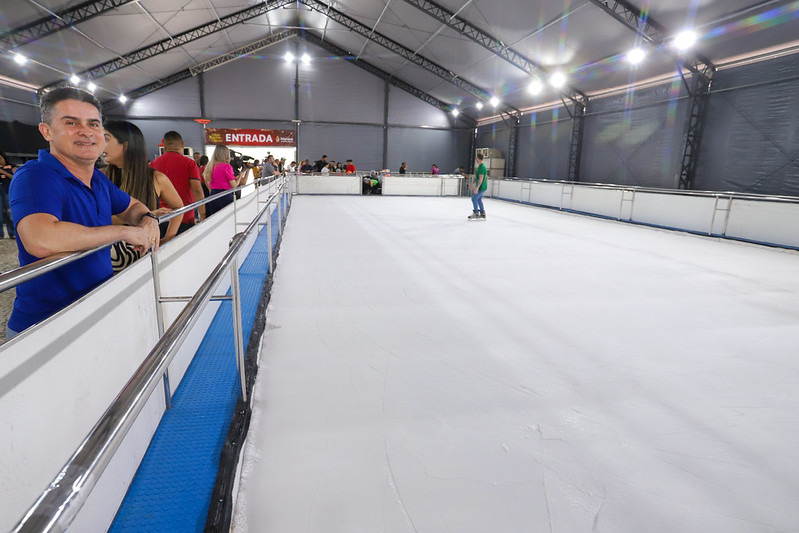 Prefeito David Almeida apresenta pista de patinação no gelo e amplia programação do ‘Um Sonho Mágico de Natal’