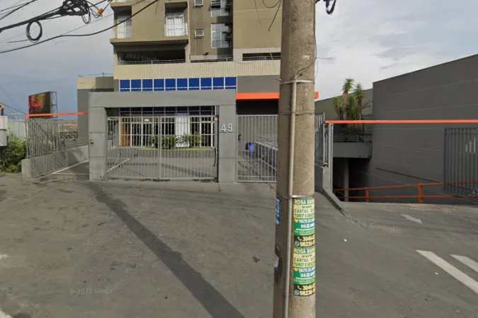 Mulher em surto destrói hotel e mata cachorro afogado