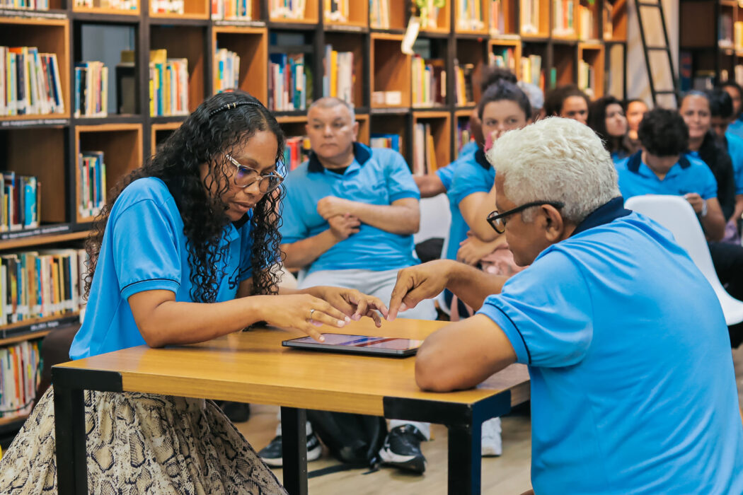 O Sesc Amazonas está com inscrições abertas para o Ensino Fundamental I (1º ao 5º ano) na Educação de Jovens e Adultos (EJA), em Manaus e em sete municípios do Amazonas.  Por meio do Programa de Comprometimento e Gratuidade (PCG), a instituição oferece mais de 800 vagas gratuitas para ingresso em 2026. As vagas são para pessoas a partir de 15 anos, com renda familiar mensal de até dois salários mínimos por pessoa. Além da capital, que oferece 90 vagas, os municípios com matrículas disponíveis são Manacapuru (240 vagas), Tefé (90 vagas), Presidente Figueiredo (90 vagas), Coari (90 vagas), Parintins (90 vagas), Itacoatiara (90 vagas) e Maués (90 vagas).  Os candidatos devem comparecer na unidade de interesse apresentando os seguintes documentos: cópia do CPF e do RG do aluno e do seu responsável legal (em caso de menores de idade); cópia do comprovante de residência atualizado; comprovante de renda familiar atualizado; credencial Sesc do aluno e do seu responsável legal (caso não possua, no ato da matrícula será emitida uma credencial gratuita); além de documentos escolares atualizados. Os cronogramas de matrículas estão disponíveis na aba de Serviços – Gratuidade (PCG), no site www.sesc-am.com.br. As inscrições ficarão abertas enquanto houver vagas. Mais informações podem ser obtidas diretamente nas unidades.  Sesc Ler Cidade Nova (Manaus) Endereço: Rua Visconde de Itanhaém, 94, Cidade Nova 1 – Manaus CEP: 69090-541 Telefone: (92) 98127-3647 / 2121-8470 Sesc Ler Itacoatiara Endereço: Rua Doutor Luzardo de Melo, 3.465, Jauari 2 CEP: 69100-000 Telefone: (92) 98127-4180 Sesc Ler Coari Endereço: Estrada Coari Mamiá, s/nº, Bairro União CEP: 69460-000 Telefone: (97) 98449-8900 Sesc Ler Maués Endereço: Rua Adolfo Carneiro, s/nº, Donga Michilles CEP: 69190-000 Telefone: (92) 98400-6354 Sesc Ler Parintins Endereço: Rua Maçaranduba, s/nº, Djard Vieira CEP: 69150-000 Telefone: (92) 98447-6682 / 99533-6366 Sesc Ler Presidente Figueiredo Endereço: Av. Joaquim Cardoso, 51, José Dutra CEP: 69735-000 Telefone: (92) 98127-4140 Sesc Ler Tefé Endereço: Estrada do Aeroporto, nº 1950, São Raimundo CEP: 69552-815 Telefone: (97) 98109-6255 Sesc Amazonas abre mais de 800 vagas gratuitas para EJA no Ensino Fundamental I