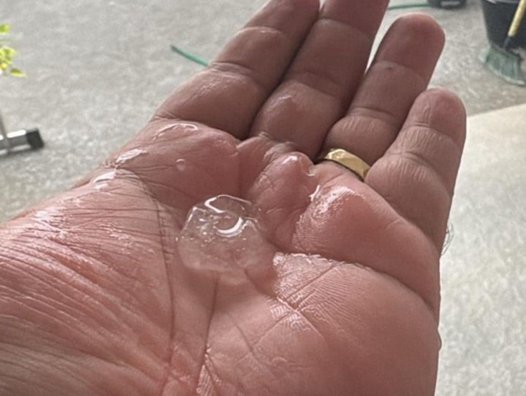 Chuva de granizo surpreende moradores durante temporal em Manaus