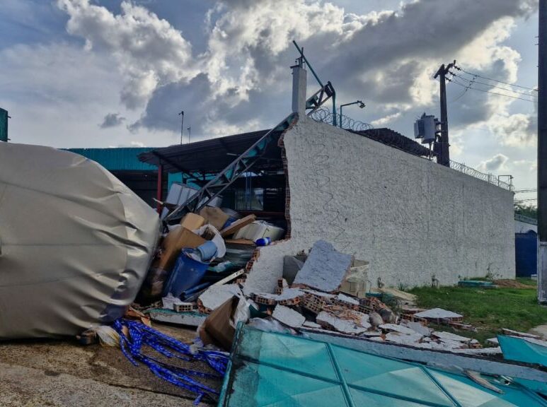 Tonéis de vinagre desabam e causam destruição em fábrica de Manaus