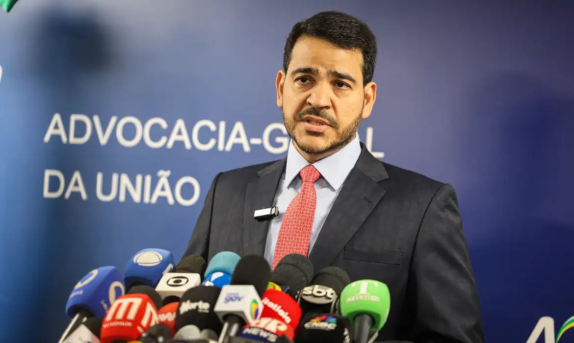O presidente Luiz Inácio Lula da Silva indicou nesta quinta-feira (20) o advogado-geral da União, Jorge Messias, para ocupar uma vaga de ministro do Supremo Tribunal Federal (STF). A informação foi confirmada pelo Palácio do Planalto. Ele foi indicado para a cadeira do ministro Luís Roberto Barroso, que anunciou aposentadoria antecipada da Corte e deixou o tribunal no mês passado. Messias tem 45 anos e poderá ficar no Supremo pelos próximos 30 anos, quando completará 75 anos, idade para aposentadoria compulsória. Para tomar posse, Messias precisa passar por uma sabatina na Comissão de Constituição e Justiça (CCJ) do Senado e ter o nome aprovado em votação no colegiado e no plenário da Casa. A data da sabatina ainda será definida. Jorge Messias está no comando da AGU desde 1° de janeiro de 2023, início do terceiro mandato de Lula. Nascido no Recife, o futuro ministro é procurador concursado da Fazenda Nacional desde 2007. Ele é formado em direito pela Faculdade de Direito do Recife (UFPE) e possui os títulos de mestre e doutor pela Universidade de Brasília (UnB). Durante o governo da presidenta Dilma Rousseff, Messias foi subchefe para Assuntos Jurídicos da Presidência da República. O setor é responsável pelo assessoramento direto do presidente.