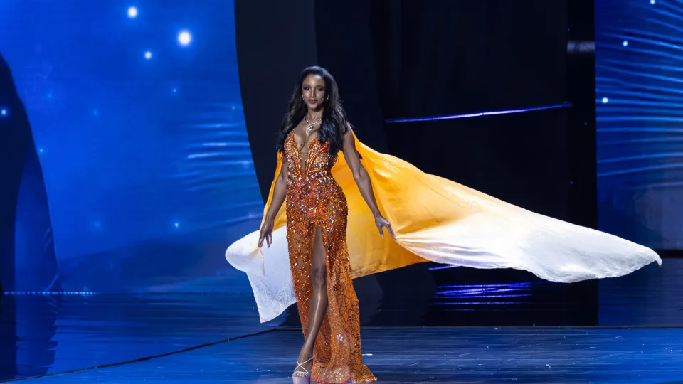 Miss Jamaica segue na UTI após queda durante etapa do Miss Universo
