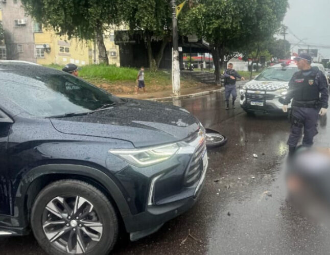 Motociclista avança sinal vermelho e colide com carro em Manaus