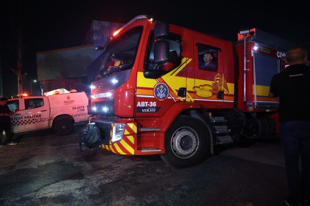 Corpo de Bombeiros controla incêndio de grandes proporções na zona leste de Manaus