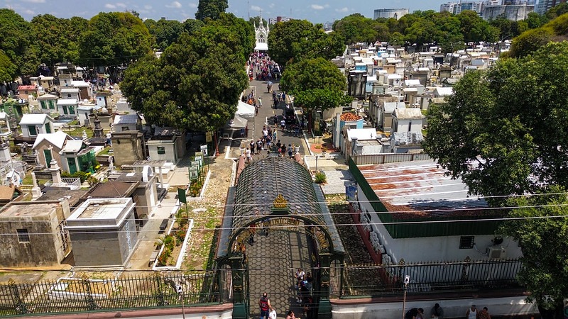 Cemitérios recebem mais de 700 mil visitantes nas celebrações do Dia de Finados