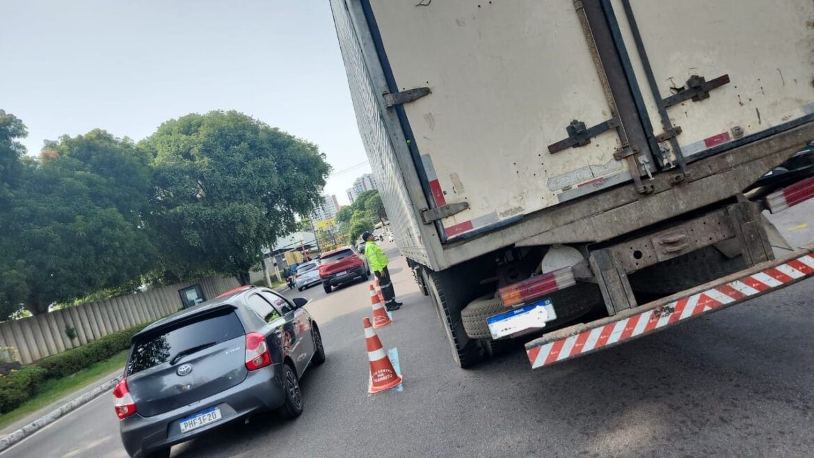 Prefeitura realiza operação de fiscalização de veículos pesados na avenida Mário Ypiranga Monteiro