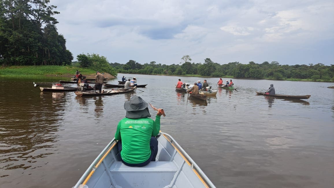 Pescadores realizam primeira pesca de pirarucu manejado, em Maraã