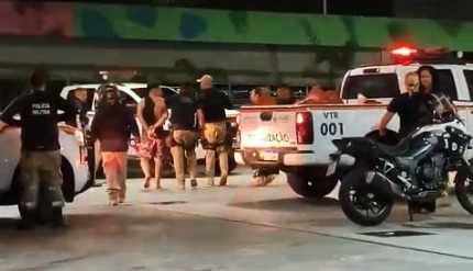 Motociclista sem capacete é preso após tentar fugir e agredir autoridades durante fiscalização 