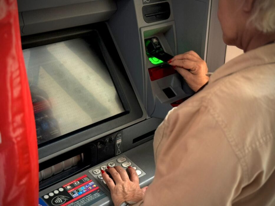 Polícia alerta idosos sobre golpes e reforça atenção nas agências bancárias