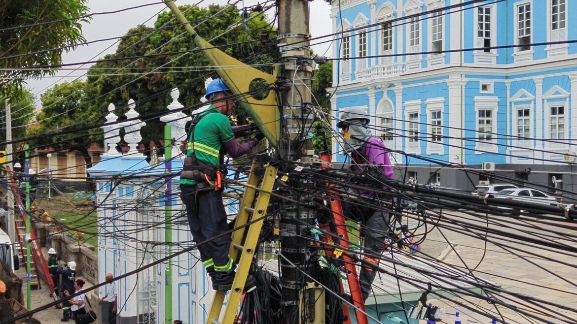 Prefeitura retoma retirada de fios e cabos e ultrapassa 7 toneladas de material removido no centro histórico de Manaus