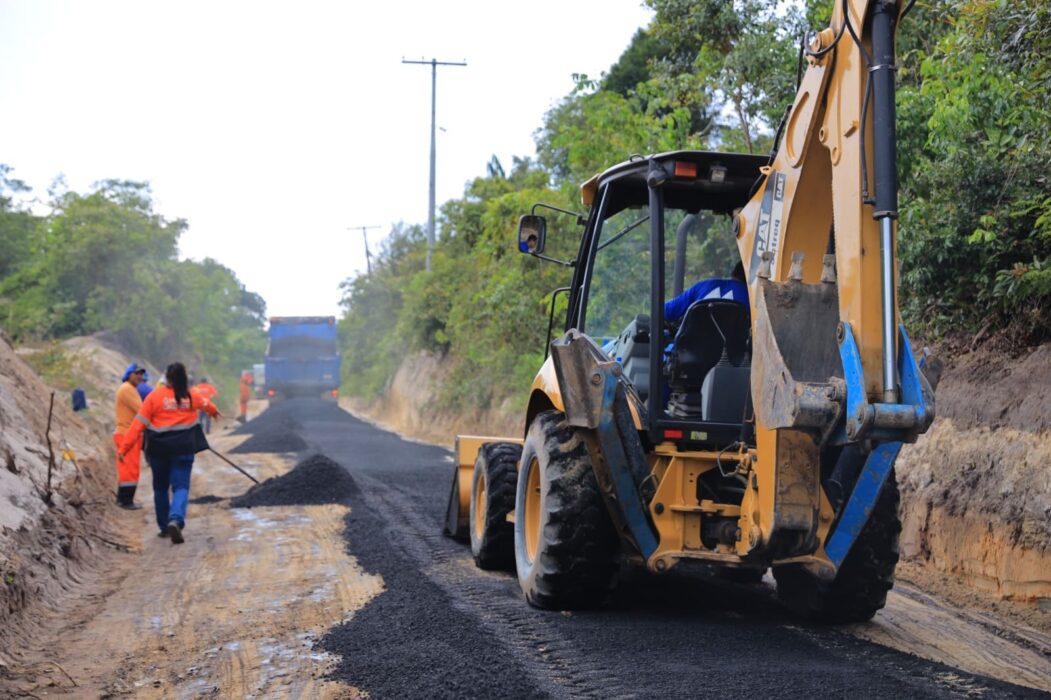 Prefeitura inicia pavimentação da vicinal Santa Cecília no ramal Água Branca