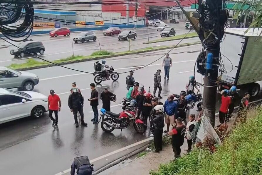 Motociclista venezuelano morre após cair e ser atingido por caminhão durante chuva em Manaus