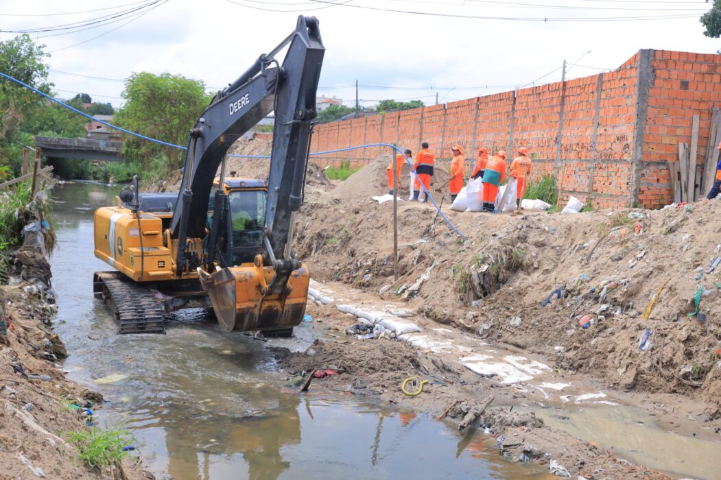 Prefeitura de Manaus realiza serviço de dragagem no bairro Colônia Santo Antônio