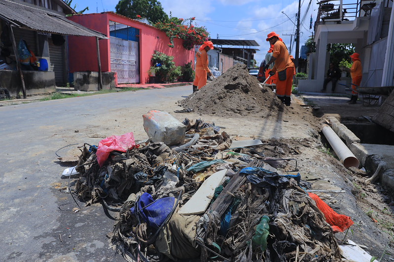 Seminf realiza desobstrução e limpeza de caixa coletora no bairro Cidade Nova, zona Norte de Manaus