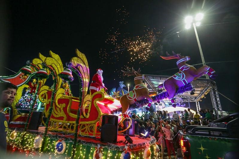 Prefeito David Almeida abre primeira Parada Natalina de 2025 com personagens de “Um Sonho de Natal” da Nova Igreja Batista