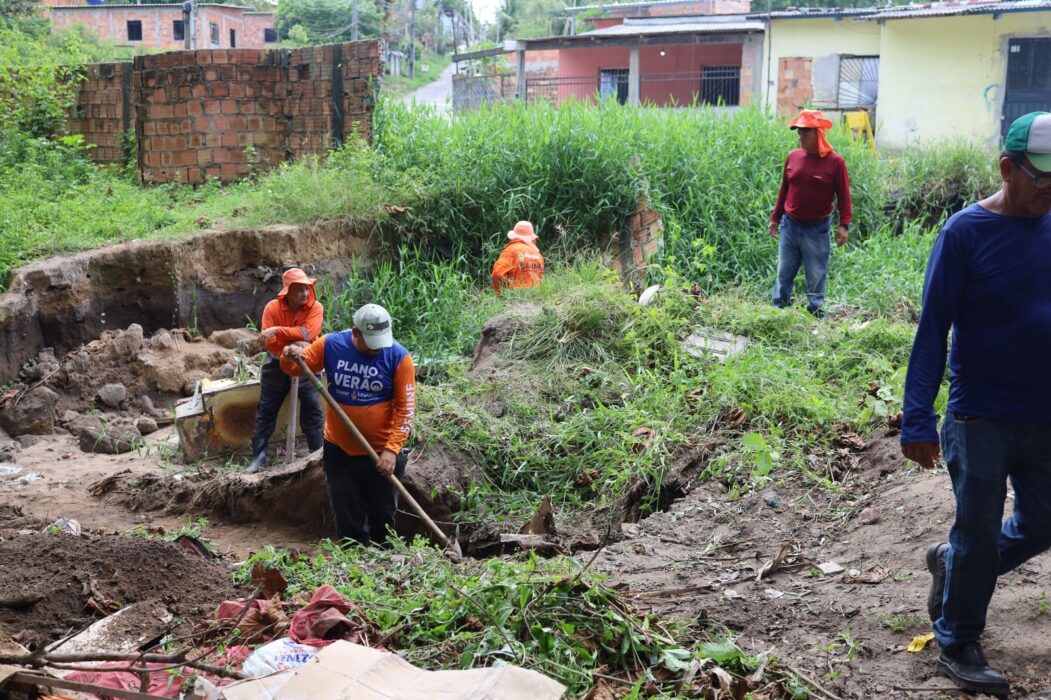 Prefeitura realiza intervenção em via do Puraquequara após desbarrancamento provocado por descarte irregular de lixo