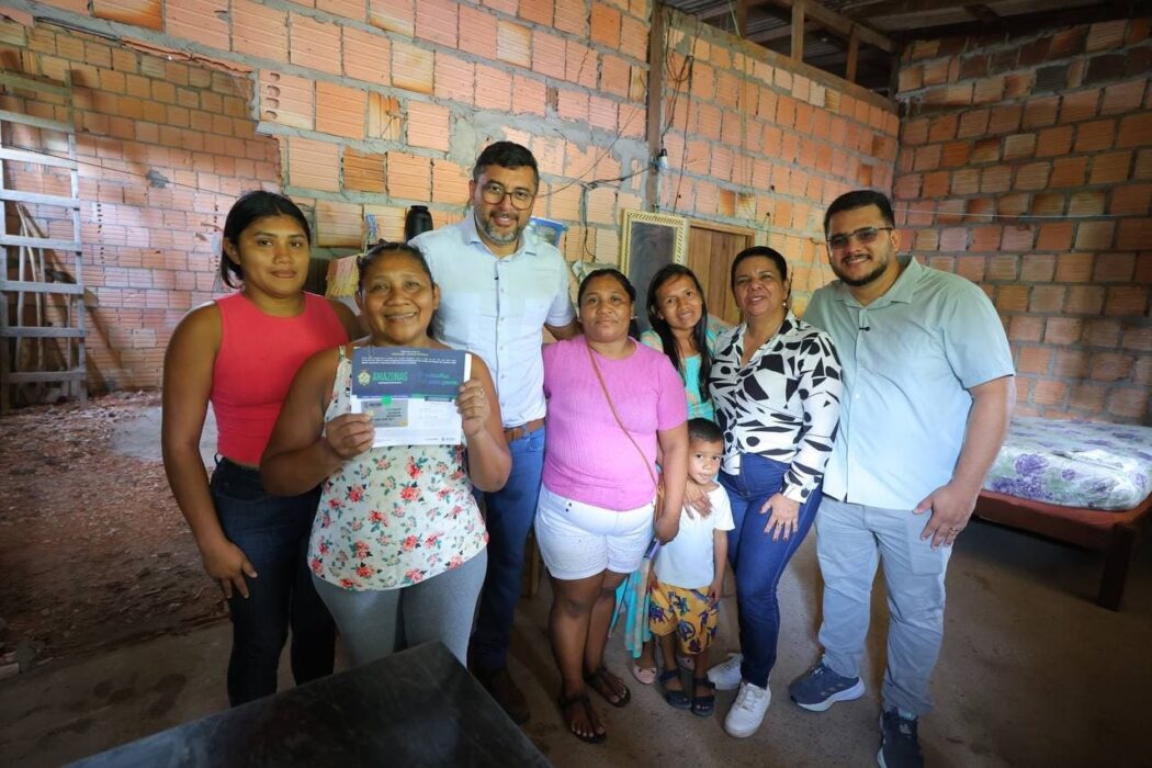 Governador Wilson Lima entrega 700 novos cartões do auxílio estadual para famílias de Nova Olinda do Norte