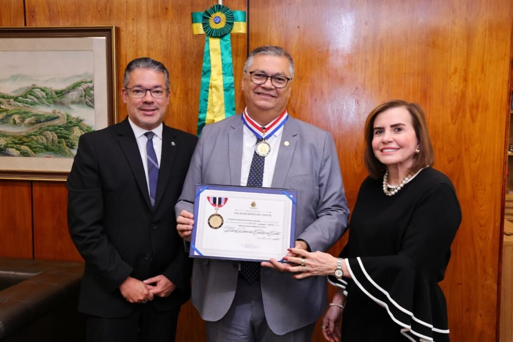 Presidente e Corregedor do TCE-AM entregam Colar do Mérito de Contas ao ministro do STF, Flávio Dino