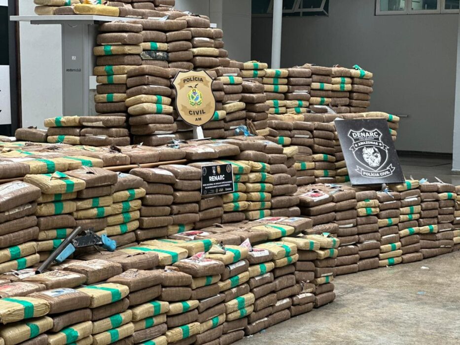 Polícia apreende mais de uma tonelada de skunk em sítio de Iranduba e prende cinco suspeitos