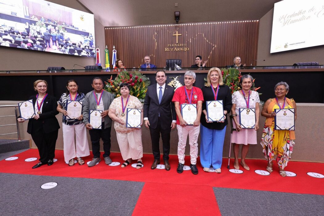 Presidente Roberto Cidade outorga a ‘Medalha de Mérito Hamilton Cidade’ para 93 servidores aposentados do Legislativo Estadual