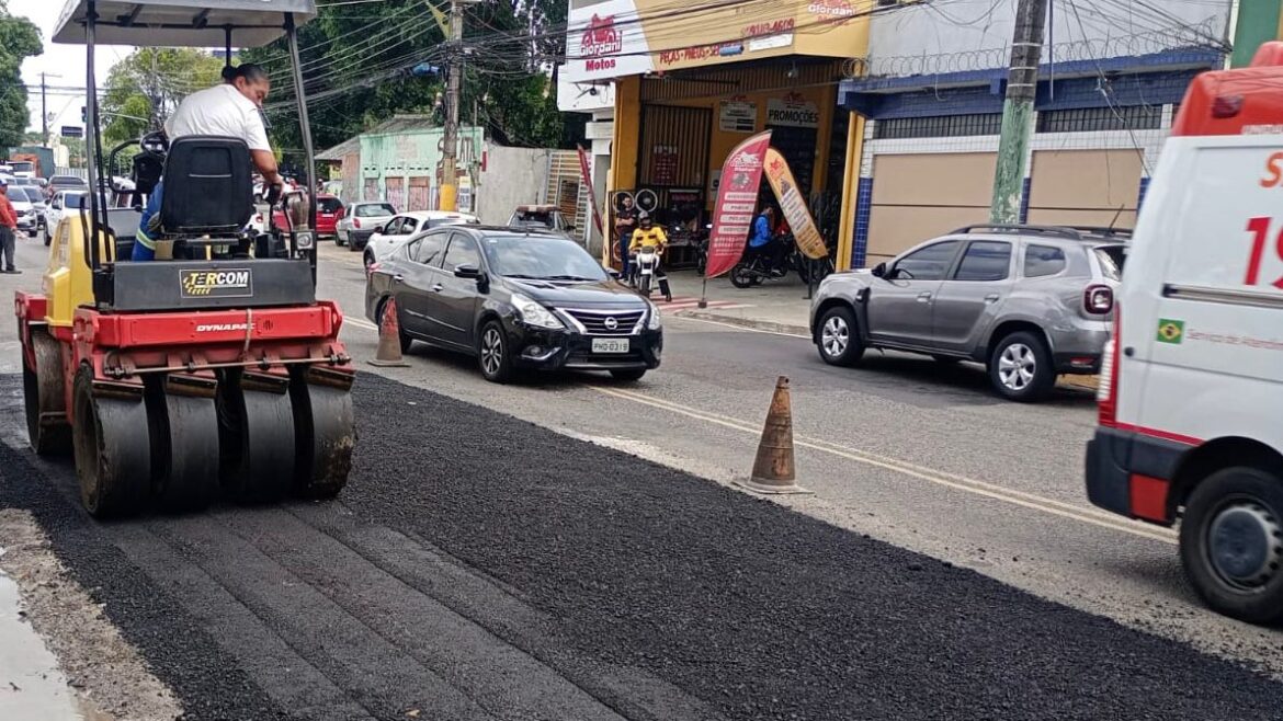 Serviços de manutenção asfáltica são intensificados na avenida Coronel Teixeira