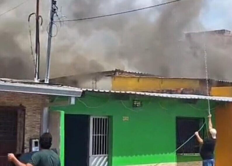 Casa pega fogo e assusta moradores no bairro Mutirão, em Manaus