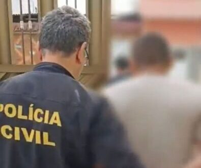 Pai é preso por agredir filho de 13 anos com perna-manca, em Manaus