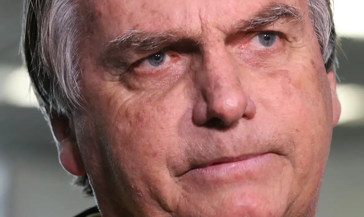Bolsonaro cai da cama e bate a cabeça, diz Michelle