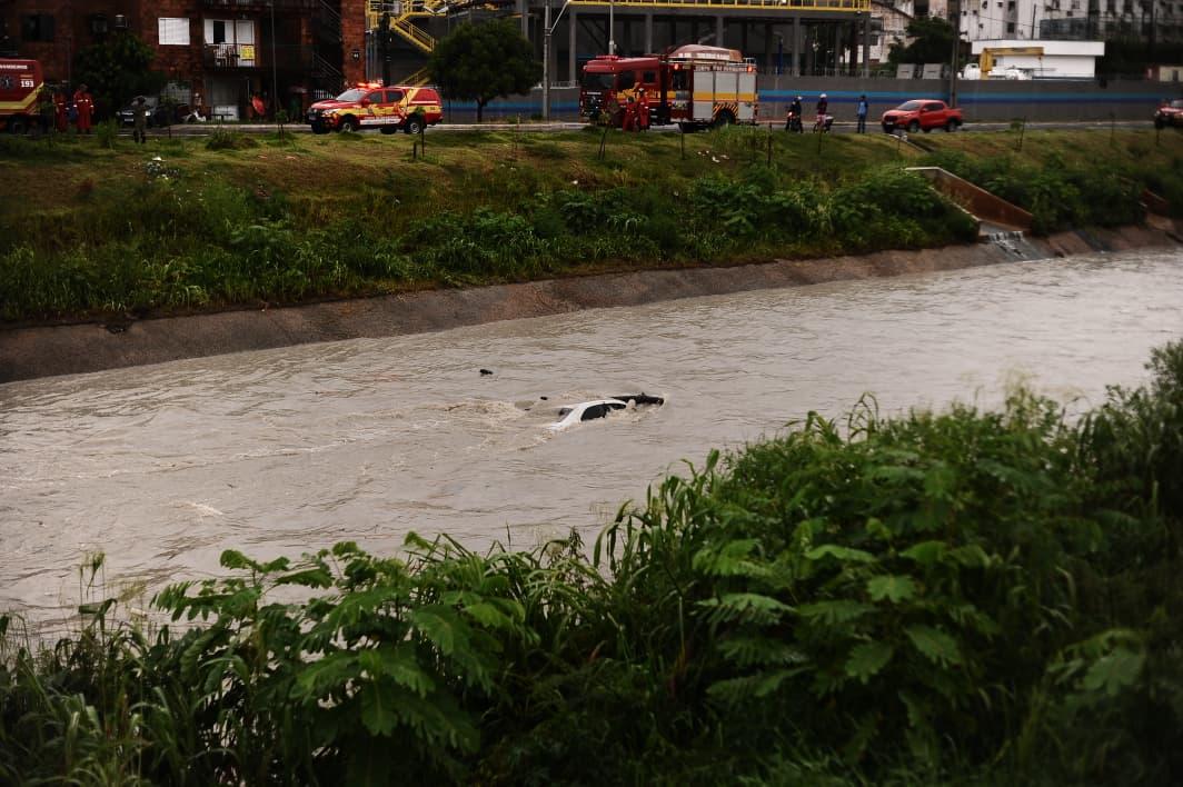 Vídeo: motorista é resgatando após carro cair dentro de igarapé em Manaus