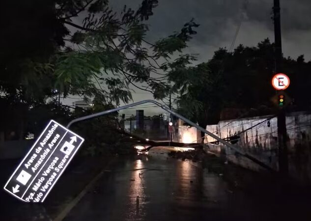 Manaus tem mais de 32 ocorrências devido às fortes chuvas na noite deste domingo (08)