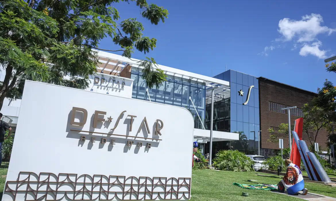 Bolsonaro deixa a prisão e é internado para cirurgia de hérnia inguinal