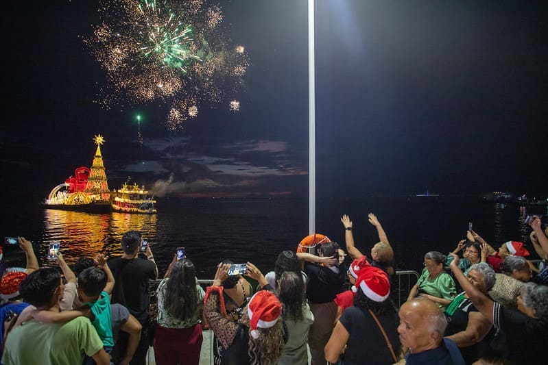 Prefeito David Almeida entrega balsa natalina e leva o maior Natal flutuante da história para 45 comunidades ribeirinhas de Manaus