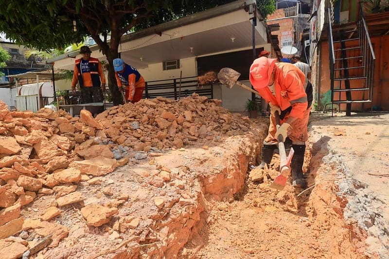 Prefeitura atende moradores e implanta nova tubulação em praça do Alvorada