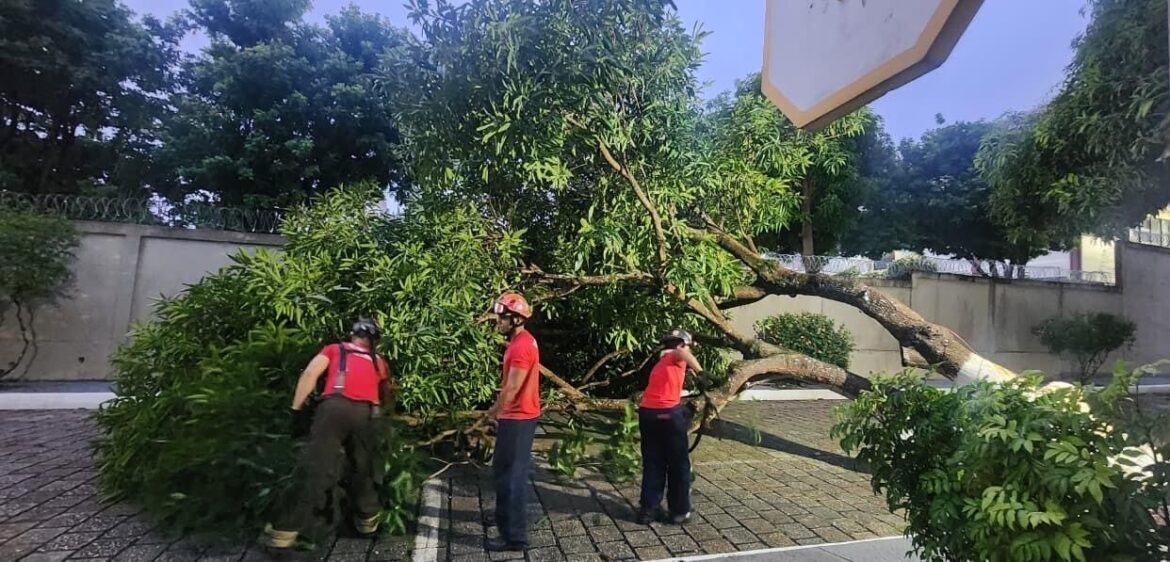 Corpo de Bombeiros atendeu 45 ocorrências após forte chuva em Manaus
