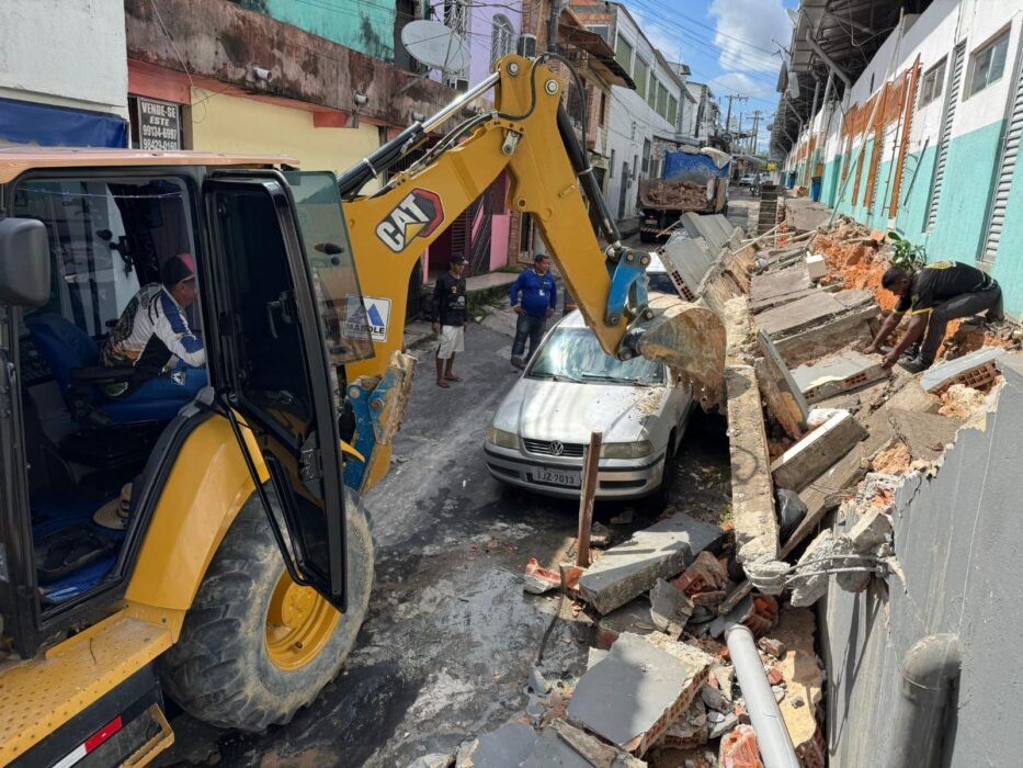 Muro no entorno da feira Porto do Ceasa desaba após fortes chuvas neste domingo (7)