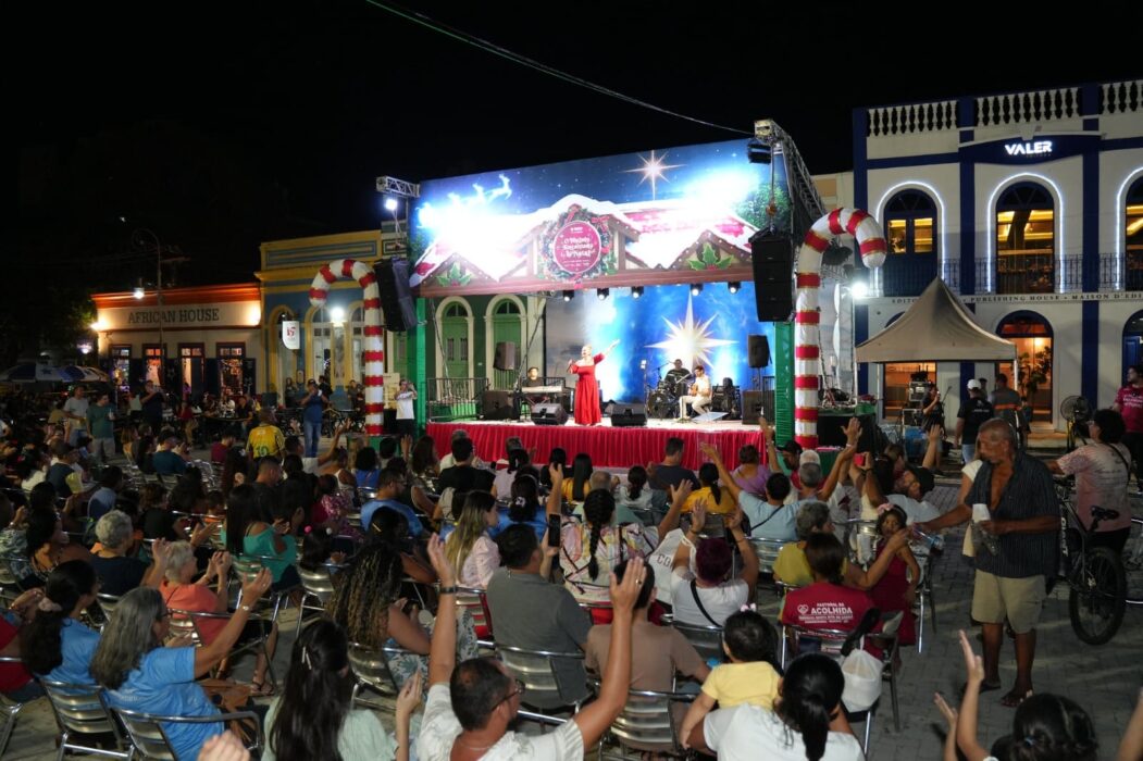 Largo São Sebastião se transforma em palco de fé, emoção e magia na abertura do 'Mundo Encantado do Natal'