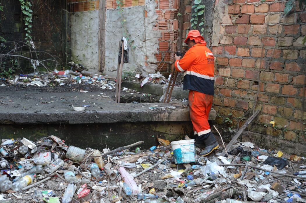 Prefeitura executa obra emergencial de recuperação de rede de drenagem profunda no Centro