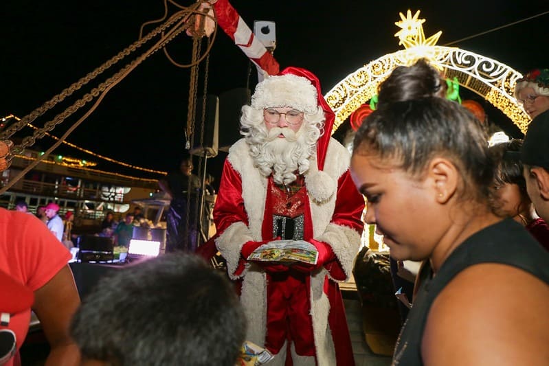 ‘Natal nas Águas’ leva cestas e brindes a 300 famílias ribeirinhas de Manaus