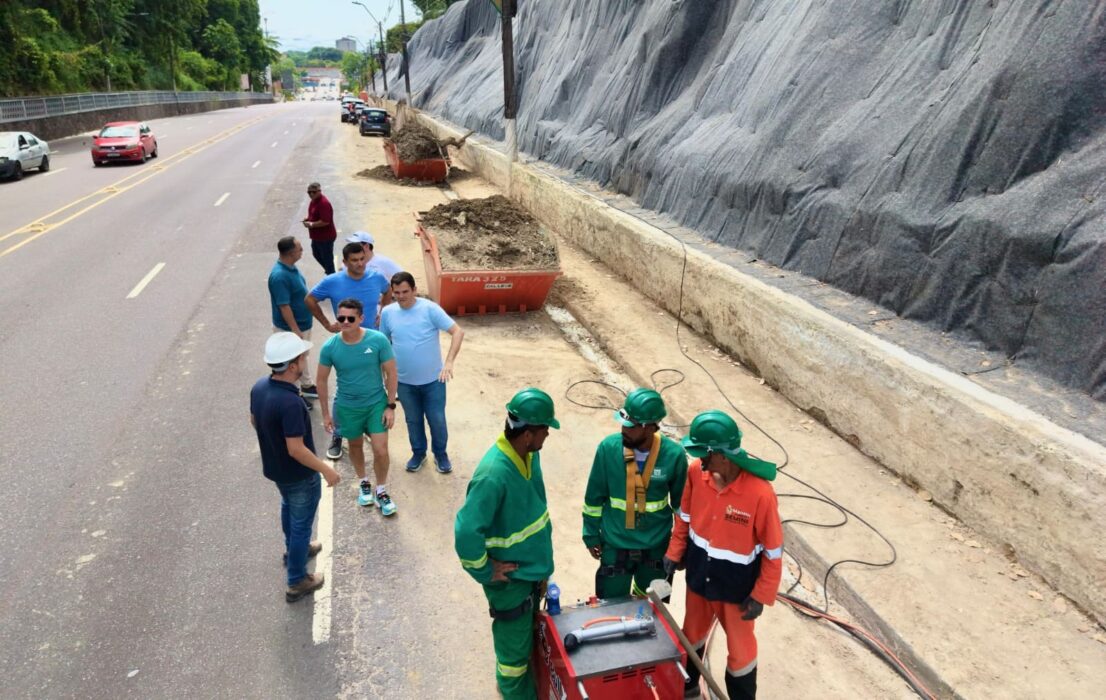 Prefeito David Almeida vistoria avanço de obra para prevenção de erosões na avenida Mário Ypiranga