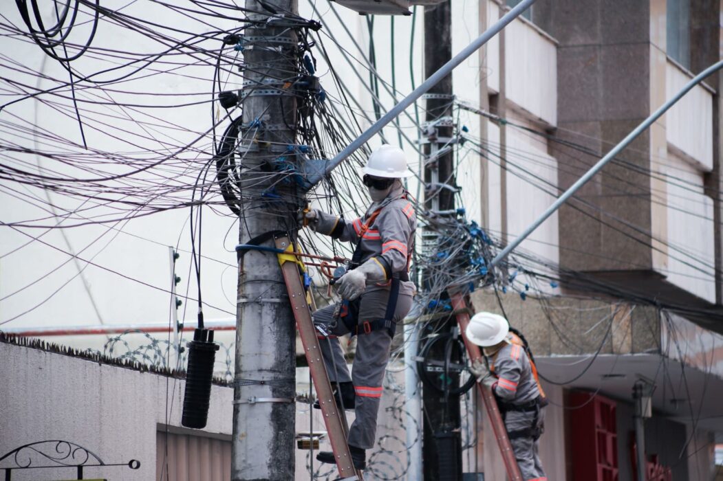 Prefeitura retira 15 toneladas de fios e cabos da rede elétrica no Centro Histórico de Manaus